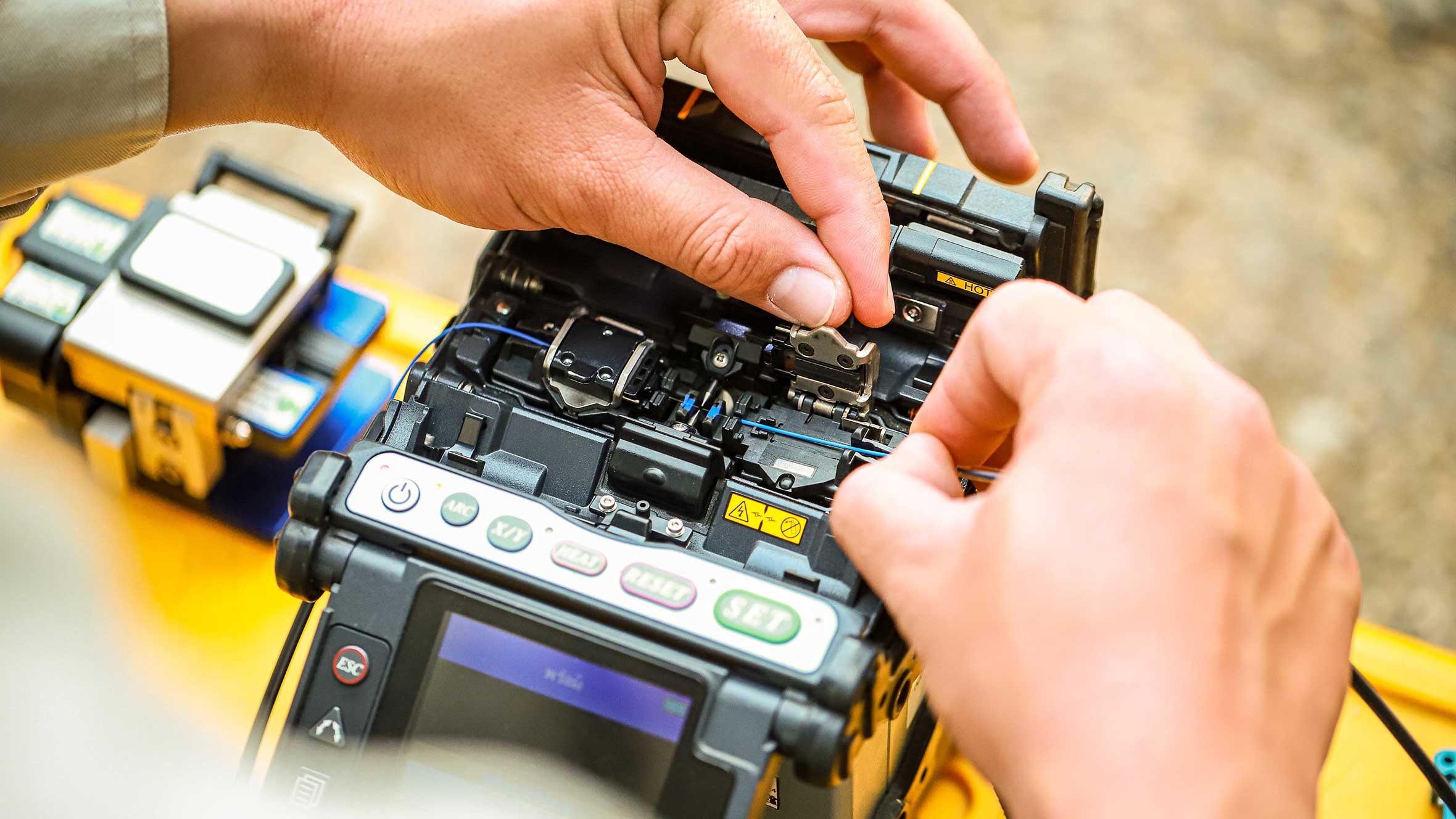Fiber Optic Fusion Splicing Cable checking signal and Wire connection with Fiber Optic Fusion Splicing machine