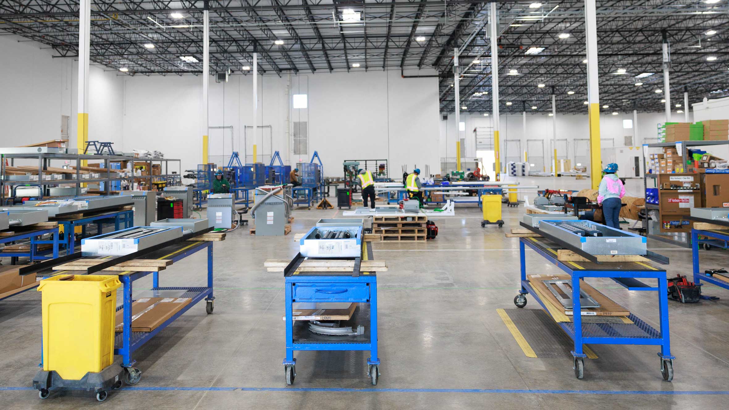 Cummings-Integrated-Manufacturing-facility-with-rows-of-panels-being-assembled-2360x1328